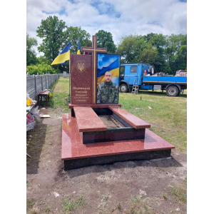 Пам'ятник для військового з хрестом